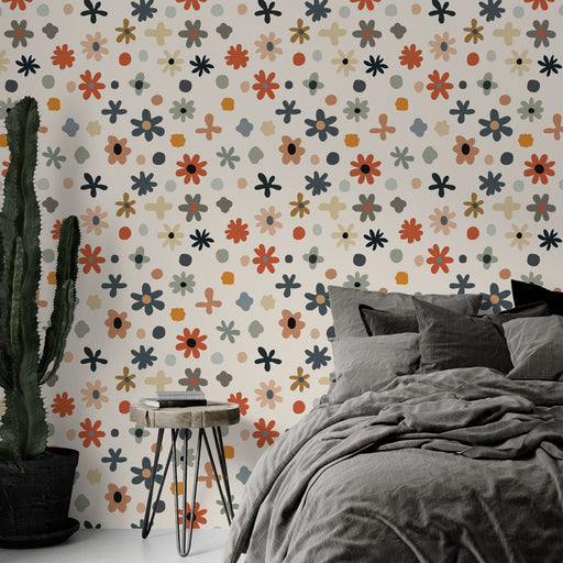 Une chambre moderne avec un papier peint floral aux motifs colorés et ludiques, créant une atmosphère joyeuse et accueillante.