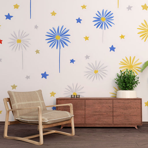 Une pièce moderne avec un papier peint ludique représentant des fleurs colorées et des étoiles sur fond clair, créant une ambiance joyeuse et dynamique.
