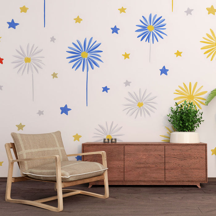 Une pièce moderne avec un papier peint ludique représentant des fleurs colorées et des étoiles sur fond clair, créant une ambiance joyeuse et dynamique.
