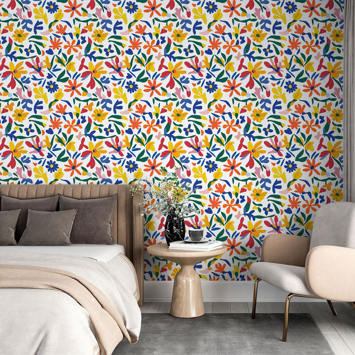 Une chambre lumineuse avec un papier peint floral coloré aux motifs vibrants de fleurs et feuillages sur fond blanc, créant une atmosphère joyeuse et accueillante.
