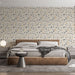 Une chambre moderne avec un papier peint floral aux motifs colorés sur fond clair, créant une atmosphère chaleureuse et accueillante.