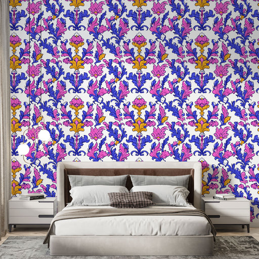Une chambre moderne avec un papier peint floral aux motifs vibrants de roses, violets et jaunes sur fond blanc, créant une atmosphère joyeuse et dynamique.