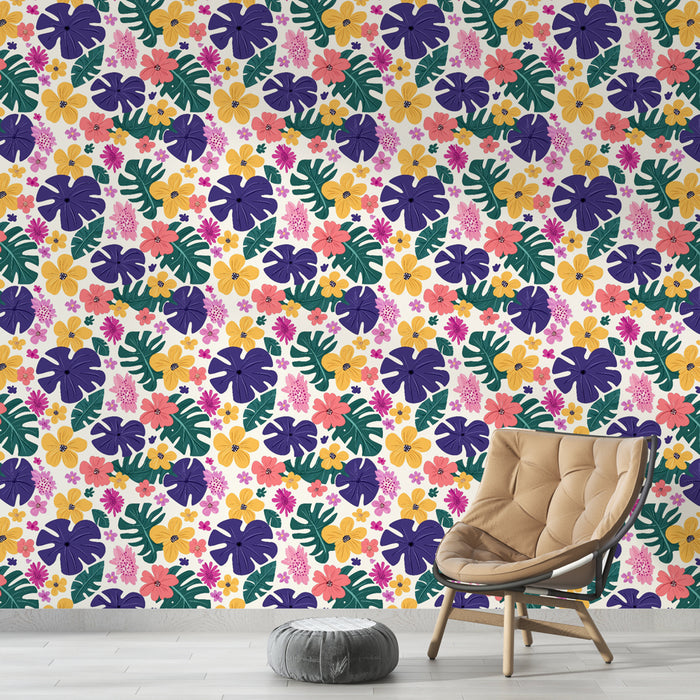 Une pièce moderne avec un papier peint tropical aux motifs colorés de fleurs roses, jaunes et feuilles vertes sur fond clair, créant une ambiance vivante et joyeuse.