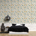 Une chambre moderne avec un papier peint floral aux motifs colorés de fleurs jaunes et vertes sur fond clair, créant une atmosphère fraîche et accueillante.
