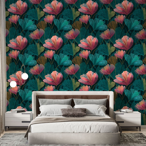 Une chambre moderne avec un papier peint floral aux teintes vibrantes de rose et de vert sur fond sombre, créant une atmosphère chaleureuse et accueillante.
