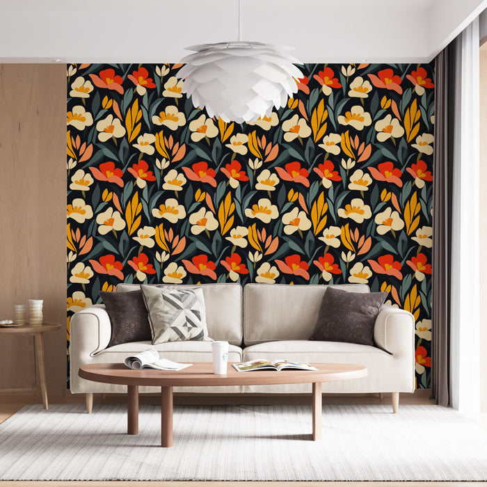 Un salon moderne avec un papier peint floral aux motifs colorés de fleurs rouges, jaunes et blanches sur fond noir, créant une ambiance chaleureuse et accueillante.