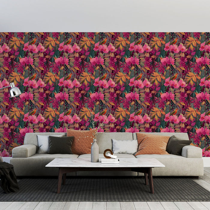 Un salon moderne avec un papier peint floral riche en couleurs, mêlant des fleurs roses et des feuilles dorées sur un fond sombre, créant une atmosphère vibrante et chaleureuse.