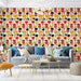 Un salon moderne avec un papier peint floral aux motifs colorés de fleurs rouges, jaunes et noires sur fond beige, créant une ambiance joyeuse et dynamique.