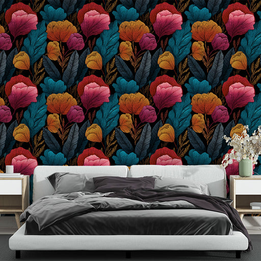 Une chambre moderne avec un papier peint floral aux teintes vives de rose, orange et bleu sur fond noir, créant une atmosphère vibrante et chaleureuse.