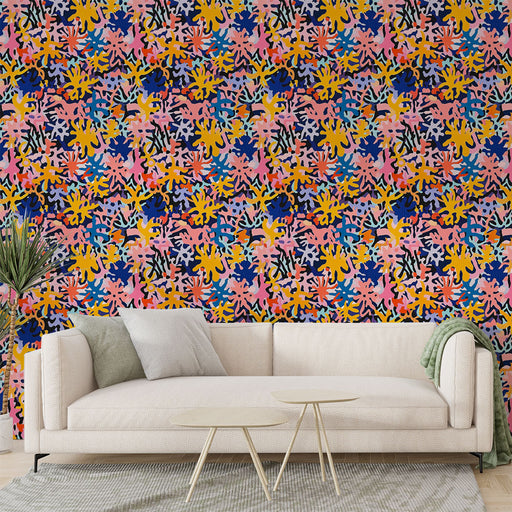 Un salon contemporain avec un papier peint aux motifs abstraits colorés, mêlant des teintes vives de rose, jaune et bleu, créant une ambiance dynamique et joyeuse.