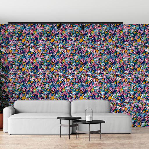 Un salon moderne avec un papier peint floral coloré aux motifs vibrants de fleurs et feuillages sur fond bleu, créant une ambiance joyeuse et dynamique.