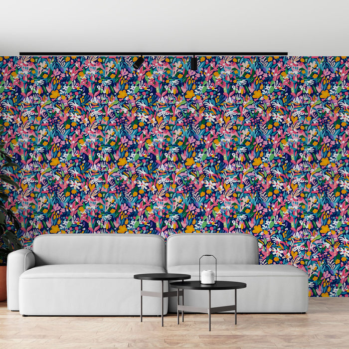 Un salon moderne avec un papier peint floral coloré aux motifs vibrants de fleurs et feuillages sur fond bleu, créant une ambiance joyeuse et dynamique.