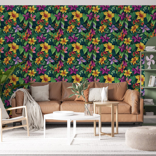 Un salon lumineux avec un papier peint tropical vibrant aux motifs floraux colorés, mêlant des fleurs jaunes, violettes et des feuillages luxuriants sur fond sombre.