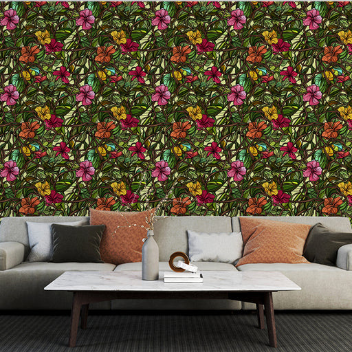 Un salon contemporain avec un papier peint floral aux motifs colorés de fleurs et de feuillages sur fond sombre, créant une ambiance vivante et chaleureuse.