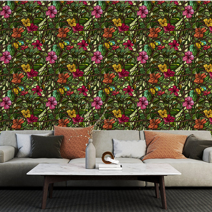 Un salon contemporain avec un papier peint floral aux motifs colorés de fleurs et de feuillages sur fond sombre, créant une ambiance vivante et chaleureuse.