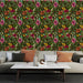 Un salon contemporain avec un papier peint floral aux motifs colorés de fleurs et de feuillages sur fond sombre, créant une ambiance vivante et chaleureuse.
