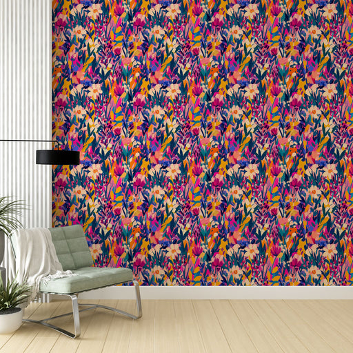 Un salon moderne avec un papier peint floral aux teintes vives de rose, violet et jaune, créant une ambiance joyeuse et dynamique.