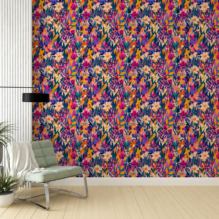 Un salon moderne avec un papier peint floral aux teintes vives de rose, violet et jaune, créant une ambiance joyeuse et dynamique.