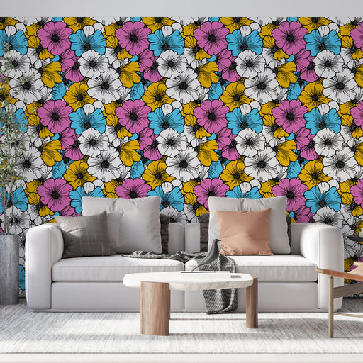 Un salon moderne avec un papier peint floral aux motifs colorés de fleurs roses, bleues, jaunes et blanches sur fond blanc, créant une ambiance joyeuse et dynamique.