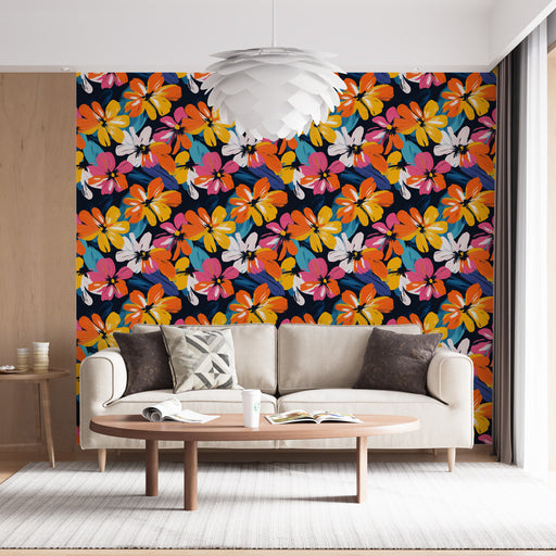 Un salon moderne avec un papier peint floral aux motifs vibrants de fleurs oranges, roses et jaunes sur fond noir, créant une ambiance joyeuse et énergique.
