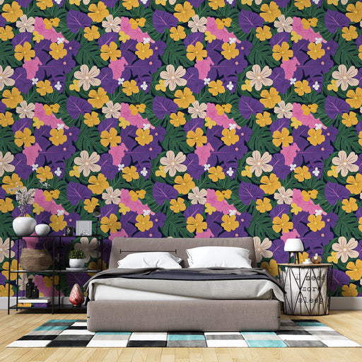Une chambre moderne avec un papier peint floral coloré aux motifs de fleurs jaunes, roses et violettes sur fond vert, créant une ambiance vivante et joyeuse.