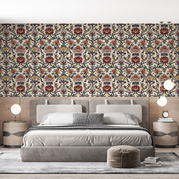 Une chambre élégante avec un papier peint floral aux motifs riches de fleurs rouges, jaunes et bleues sur fond crème, créant une atmosphère chaleureuse et accueillante.