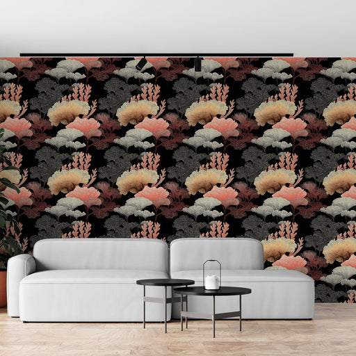 Un salon moderne avec un papier peint floral aux motifs colorés de coraux et de fleurs sur fond noir, créant une ambiance vibrante et élégante.