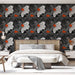 Une chambre moderne avec un papier peint floral noir et blanc, agrémenté de touches rouges, créant une ambiance à la fois élégante et dynamique.