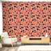 Un salon lumineux avec un papier peint floral aux teintes corail et noires, créant une ambiance chaleureuse et accueillante.