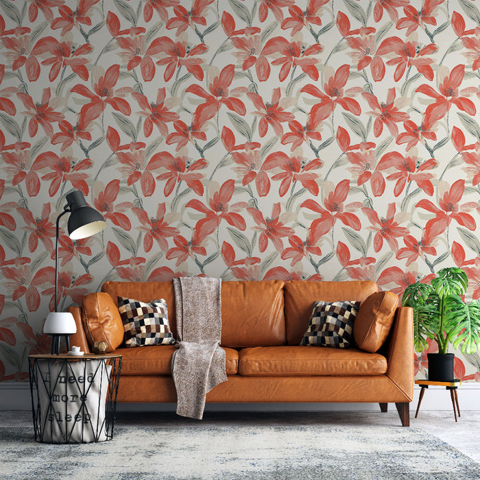 Un salon moderne avec un papier peint floral aux grandes fleurs rouge orangé sur fond clair, créant une atmosphère chaleureuse et accueillante.