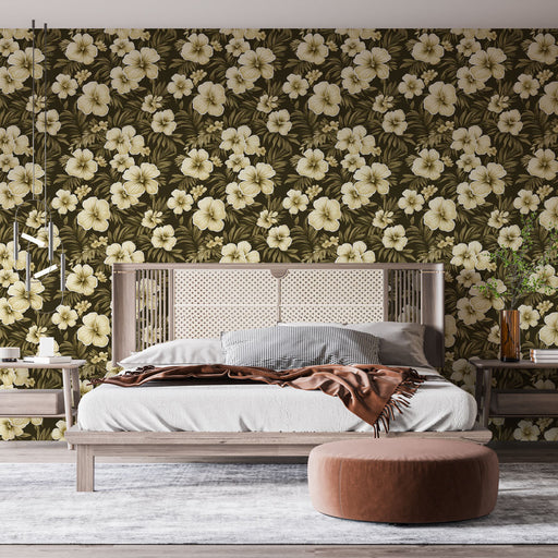 Une chambre élégante avec un papier peint floral aux grandes fleurs crème sur fond vert foncé, créant une atmosphère chaleureuse et accueillante.