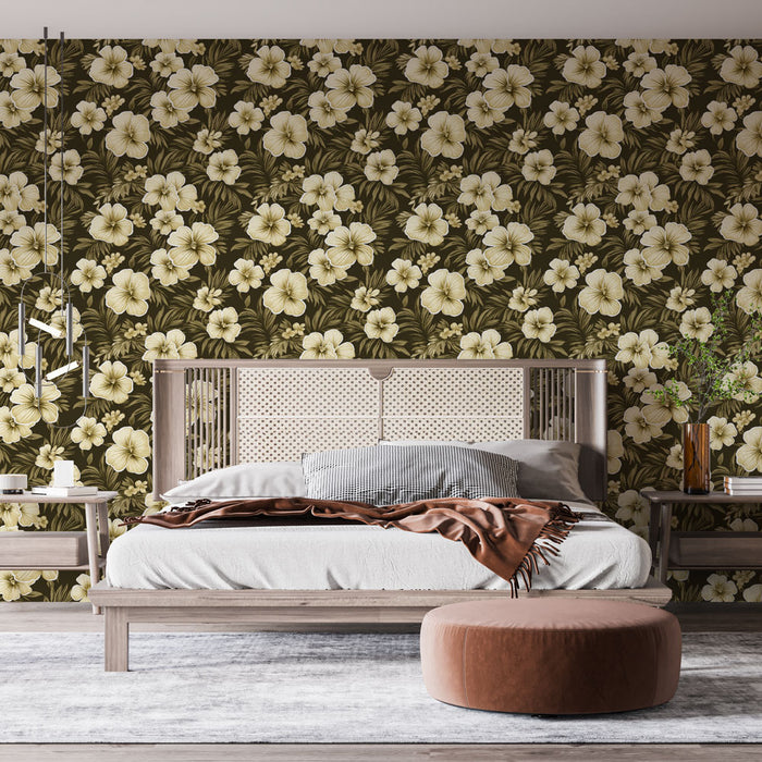 Une chambre élégante avec un papier peint floral aux grandes fleurs crème sur fond vert foncé, créant une atmosphère chaleureuse et accueillante.