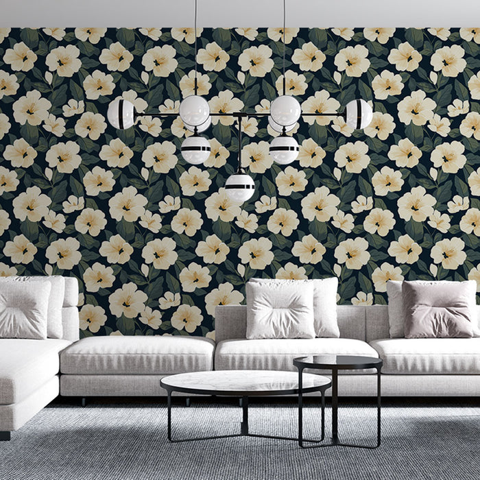 Un salon moderne avec un papier peint floral aux grandes fleurs blanches sur fond bleu nuit, créant une ambiance élégante et chaleureuse.