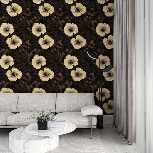 Un salon moderne avec un papier peint floral aux grandes fleurs crème sur fond noir, créant une ambiance élégante et chaleureuse.