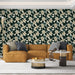Un salon contemporain avec un papier peint floral aux grandes fleurs crème sur fond vert foncé, créant une ambiance à la fois chaleureuse et élégante.