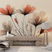 Une pièce moderne avec un papier peint floral aux grandes fleurs aux teintes douces de pêche et beige, créant une ambiance chaleureuse et apaisante.