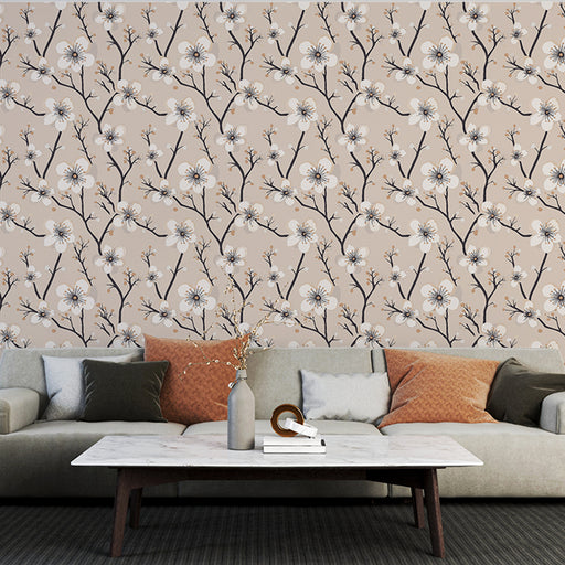 Un salon élégant avec un papier peint floral beige et noir, orné de délicates fleurs blanches, créant une ambiance douce et apaisante.