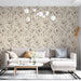 Un salon lumineux avec un papier peint floral beige aux motifs délicats de fleurs brunes, créant une ambiance douce et apaisante.