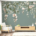 Une pièce lumineuse avec un papier peint floral aux motifs délicats de fleurs blanches et de feuillage sur fond vert apaisant, créant une atmosphère naturelle et élégante.