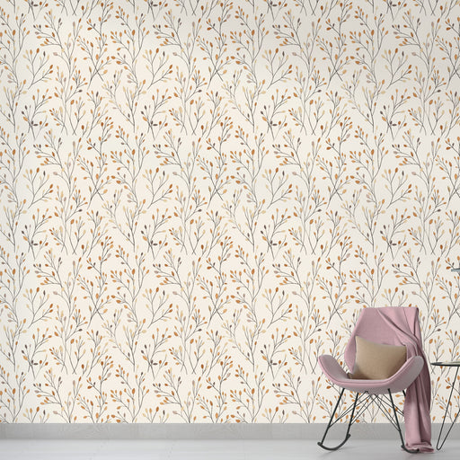 Une pièce moderne avec un papier peint floral beige aux motifs délicats de branches et feuilles dans des teintes dorées et grises, créant une atmosphère chaleureuse et apaisante.