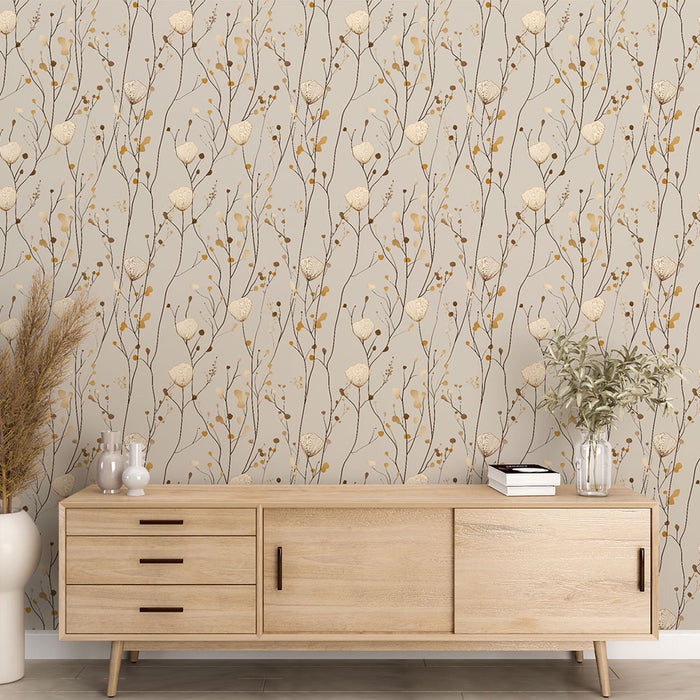 Un salon élégant avec un papier peint floral beige et doré, aux motifs délicats de plantes, créant une atmosphère chaleureuse et apaisante.