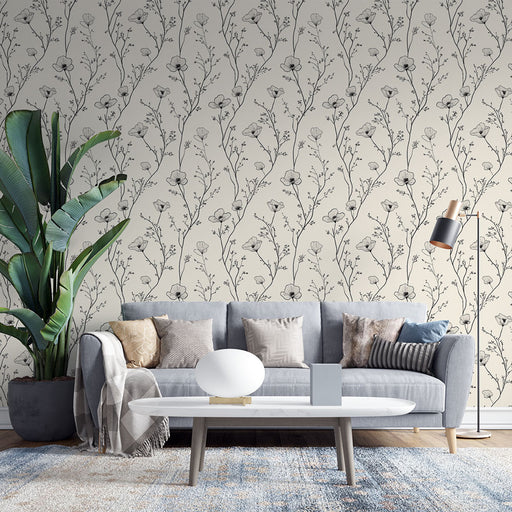 Un salon contemporain avec un papier peint floral beige et noir, aux motifs délicats de fleurs et de branches, créant une ambiance douce et élégante.