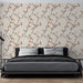 Une chambre moderne avec un papier peint floral aux motifs délicats de fleurs peach et blanches sur fond crème, créant une ambiance douce et apaisante.