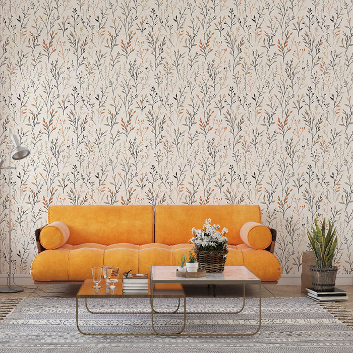 Un salon lumineux avec un papier peint floral aux motifs délicats de branches et fleurs dans des teintes douces, créant une atmosphère chaleureuse et accueillante.