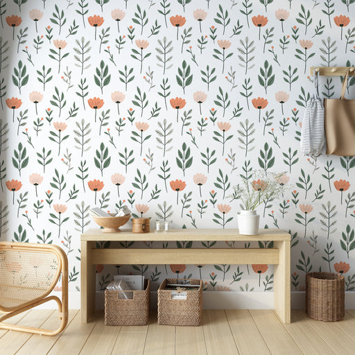 Une pièce lumineuse avec un papier peint floral aux motifs délicats de fleurs roses et vertes sur fond blanc, créant une ambiance douce et naturelle.