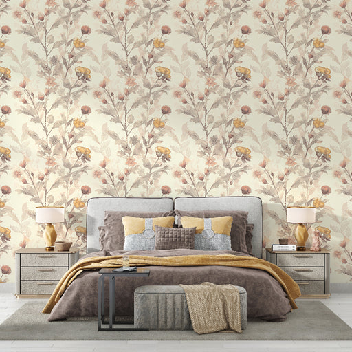 Une chambre élégante avec un papier peint floral aux teintes douces de beige, rose et jaune, créant une atmosphère chaleureuse et apaisante.