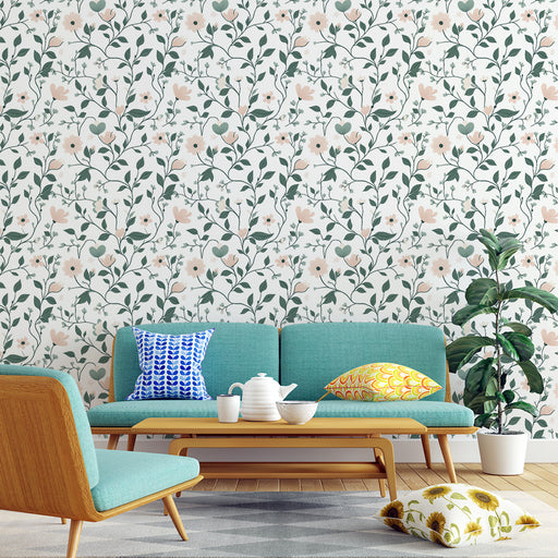 Un salon lumineux avec un papier peint floral aux motifs délicats de fleurs roses et feuillages verts sur fond clair, créant une atmosphère douce et apaisante.