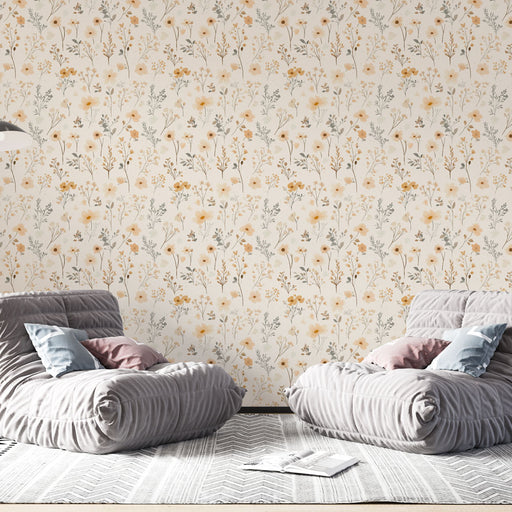 Une pièce de vie contemporaine avec un papier peint floral aux teintes douces, mêlant des fleurs jaunes et des feuillages délicats sur fond crème, créant une atmosphère chaleureuse et apaisante.