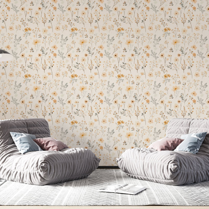 Une pièce de vie contemporaine avec un papier peint floral aux teintes douces, mêlant des fleurs jaunes et des feuillages délicats sur fond crème, créant une atmosphère chaleureuse et apaisante.