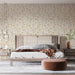 Une chambre moderne avec un papier peint floral beige et jaune, illustrant des motifs délicats de fleurs sur fond clair, créant une atmosphère douce et apaisante.